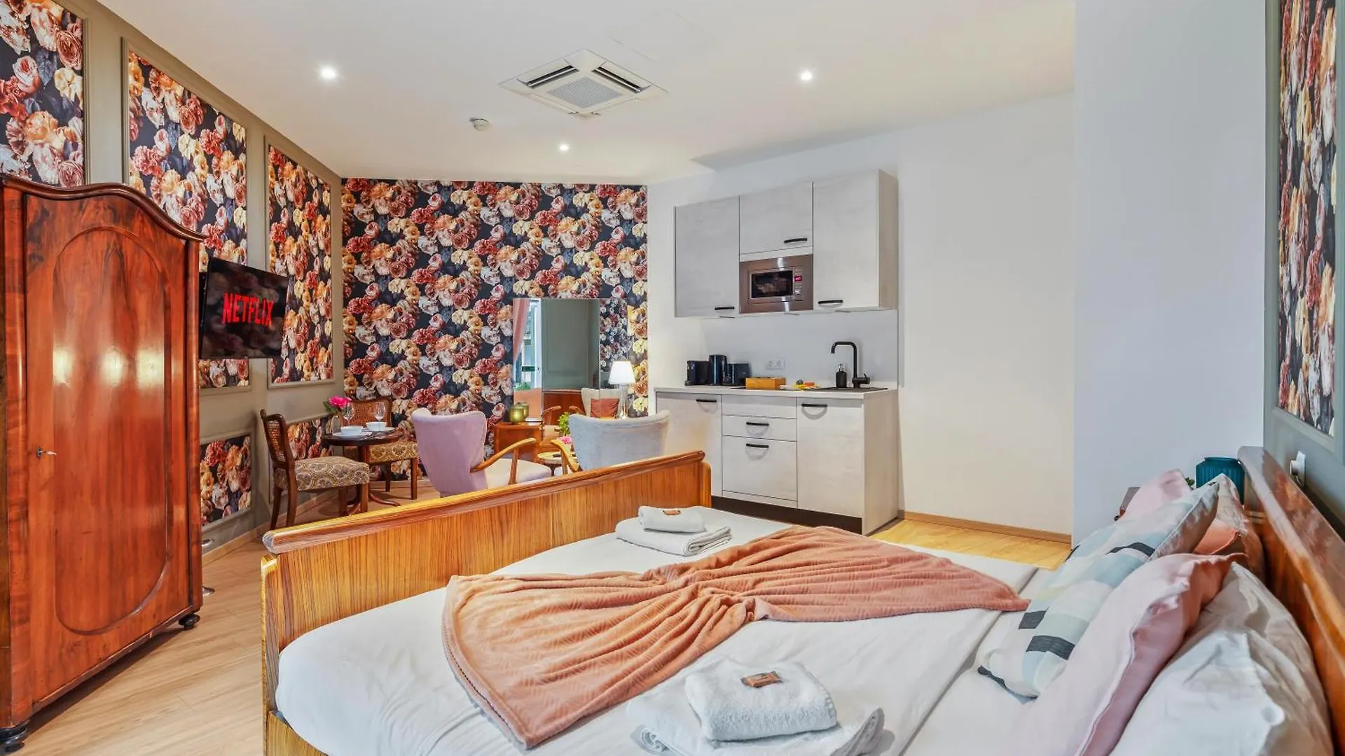 Vibestudio Vintage Flower - Central - New - Ac 0*, Wien