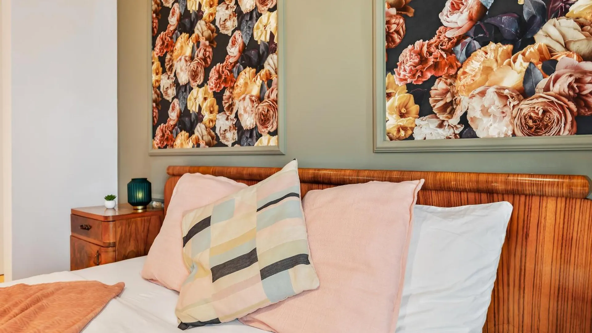 Vibestudio Vintage Flower - Central - New - Ac Apartment